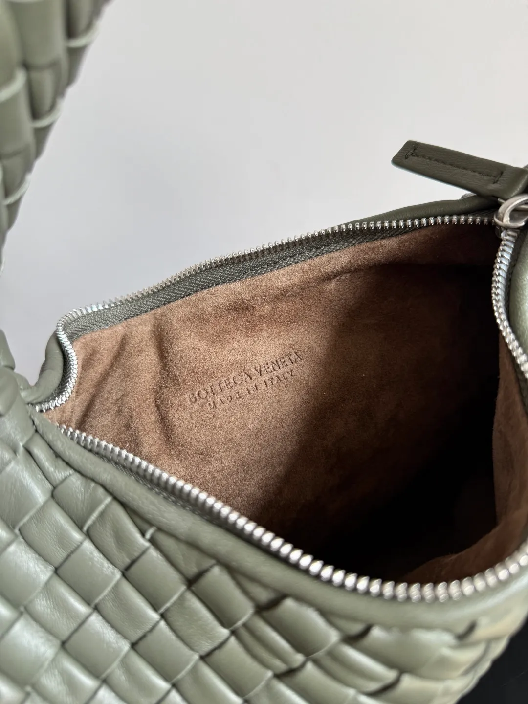Batch 1720 BV Bottega Veneta's new early spring women's shoulder bag. The soft and delicate Hobo bag in small size is shipped! Many friends are waiting for this bag. It has a round shape and a large capacity. It can hold a 50-fold umbrella inside. Babies with a lot of daily items do not need to worry about the capacity of this bag. It is a practical bag for traveling and commuting. Although it is fluffy, it is soft and comfortable when carried on one shoulder. It has a modern and retro feel. Model No.: 856736 Size: 35*21*5cm
